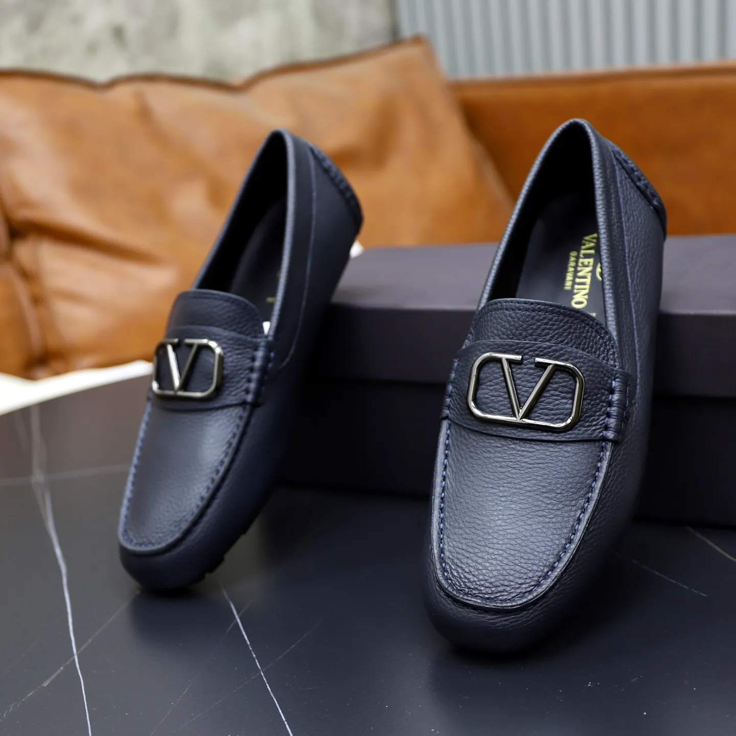 Men's shoes: 640💰VALENTINO, made of imported cowhide with imported water-dyed cow lining, iconic hardware and iconic wear-resistant outsole. 38-45 (customized at 45) VALENTINO packaging All orders enjoy the brand’s iconic product packaging